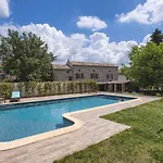 With Pool بيت للعطل Svetvinčenat